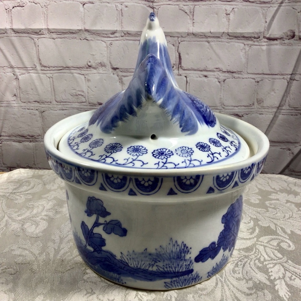 Vintage Blue and White Ceramic Chicken Covered Baking Dish Roaster Casserole - Picture 4 of 9